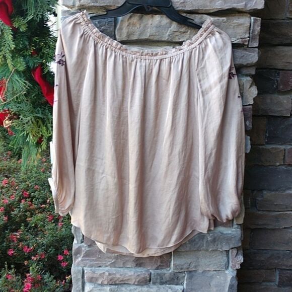 🦋 WHBM Off Shoulder Embroidered Blouse Small NWT - Picture 5 of 8